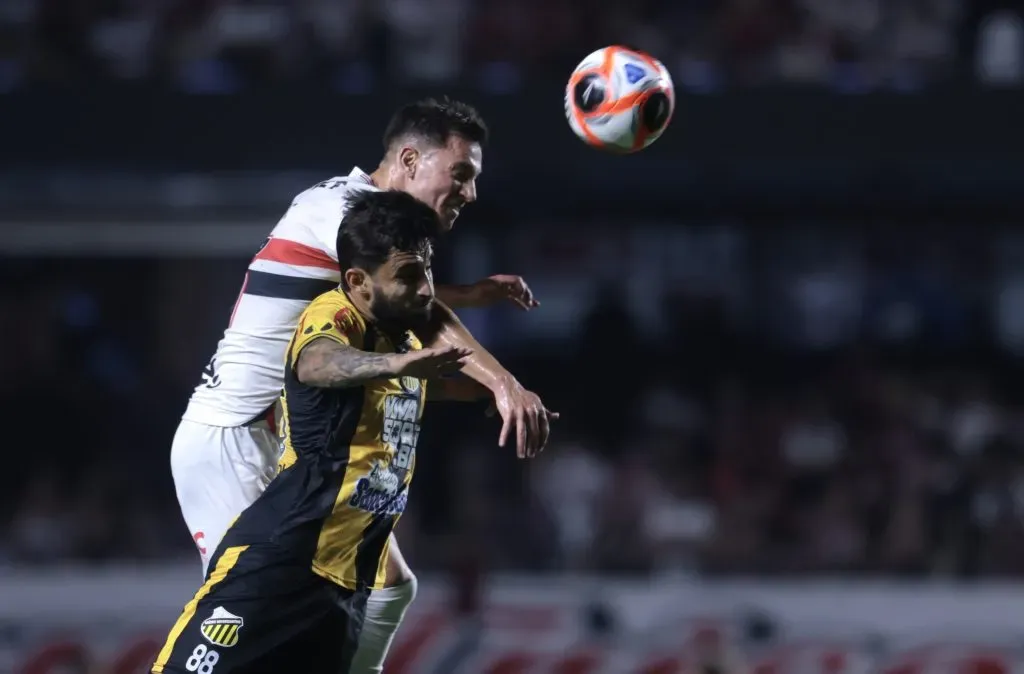 Cedric Soares jogador do São Paulo durante partida contra o Novorizontino no Morumbis pelo campeonato Paulista 2025. Foto: Marcello Zambrana/AGIF