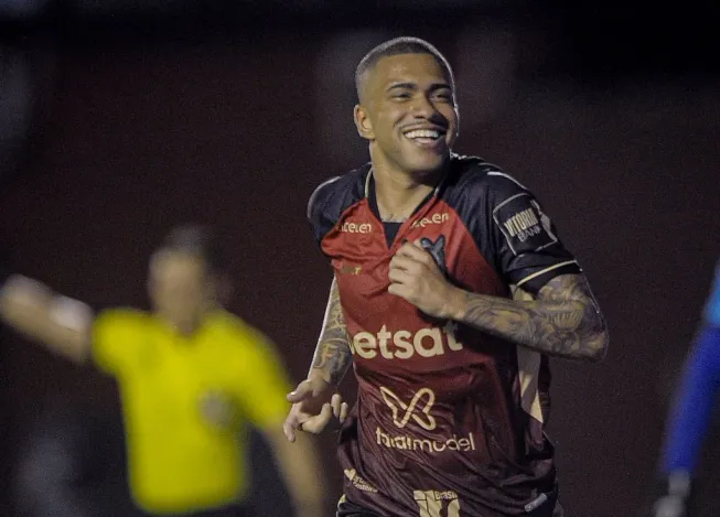 Lucas Esteves comemorando gol durante partida entre Vitória e Treze na Copa do Nordeste de 2024. Foto: Jhony Pinho/AGIF