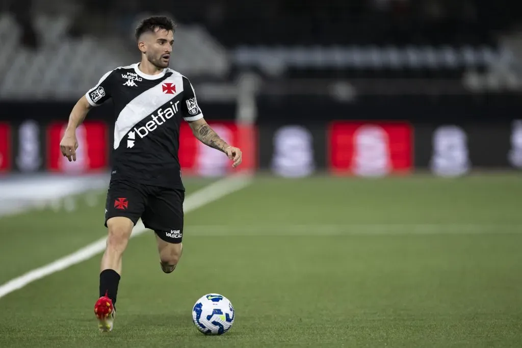 RJ – RIO DE JANEIRO – 05/03/2025 – COPA DO BRASIL 2025, NOVA IGUACU X VASCO – Garre jogador do Vasco durante partida contra o Nova Iguacu no estadio Engenhao pelo campeonato Copa Do Brasil 2025. Foto: Jorge Rodrigues/AGIF