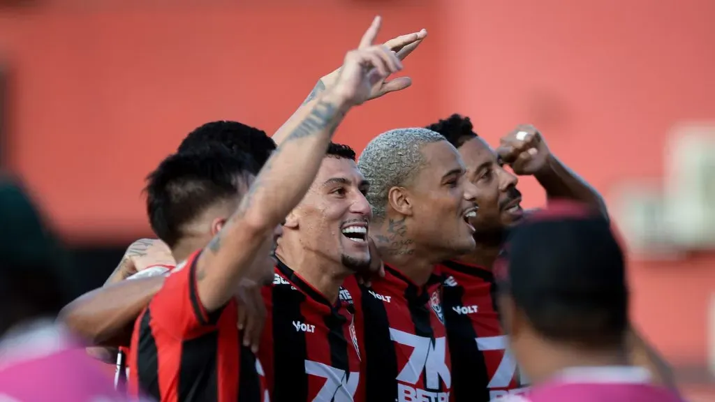 Companheiros do Vitória comemorando gol