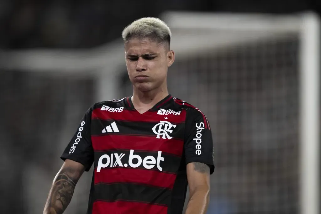 RJ – RIO DE JANEIRO – 01/03/2025 – CARIOCA 2025, VASCO X FLAMENGO – Luiz Araujo jogador do Flamengo lamenta durante partida contra o Vasco no estadio Engenhao pelo campeonato Carioca 2025. Foto: Jorge Rodrigues/AGIF