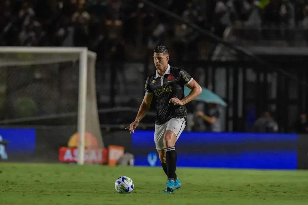 Capasso jogador do Vasco durante partida contra o Corinthians em São Januário pelo campeonato Brasileiro A 2023. Foto: Thiago Ribeiro/AGIF