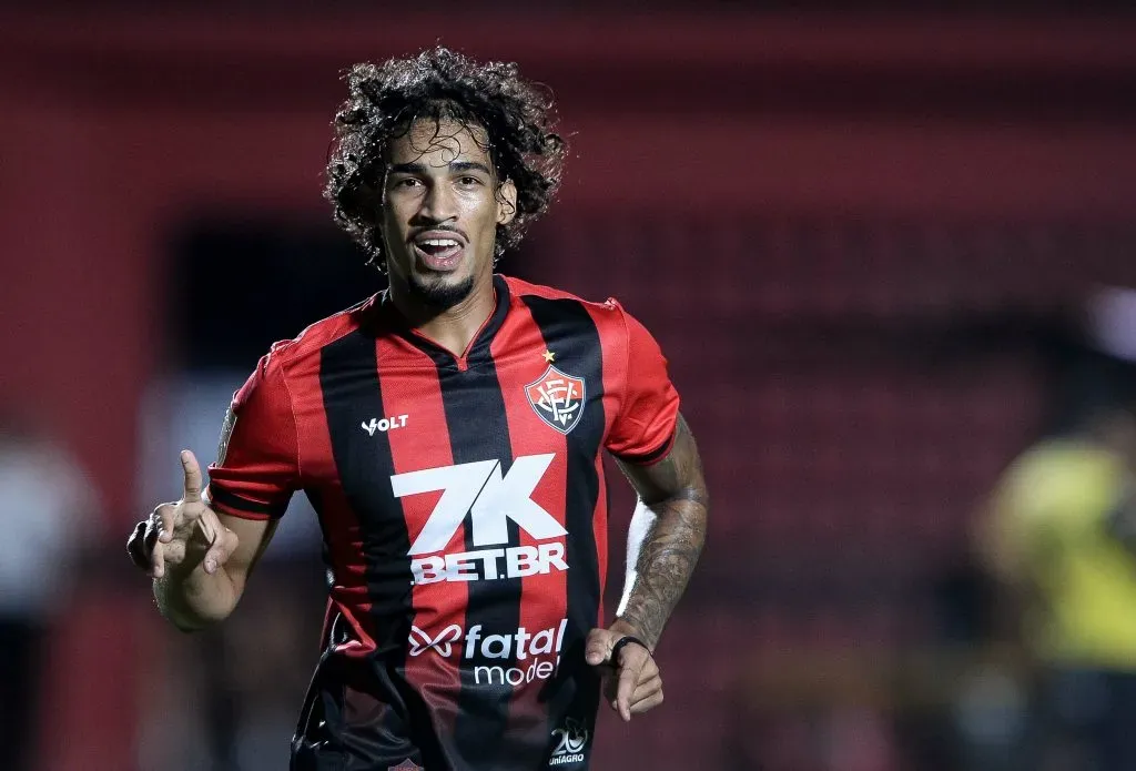 Fabri jogador do Vitória comemora seu gol durante partida contra o Porto-PE pelo campeonato Baiano 2025. Foto: Jhony Pinho/AGIF