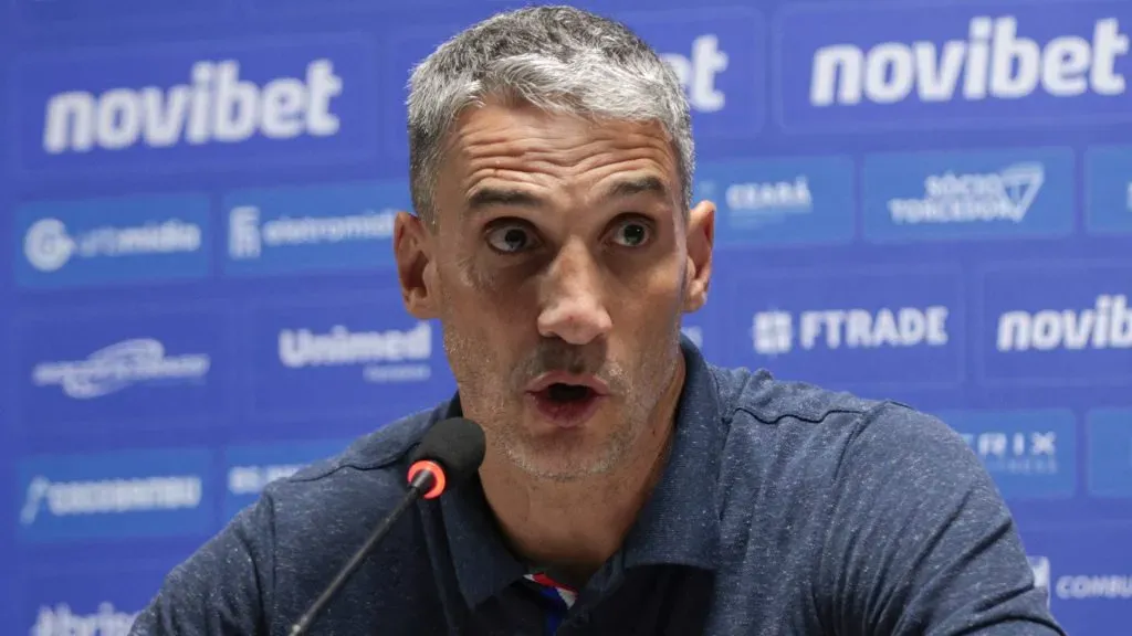 Juan Pablo Vojvoda durante entrevista coletiva – Foto: Robson Mafra/AGIF