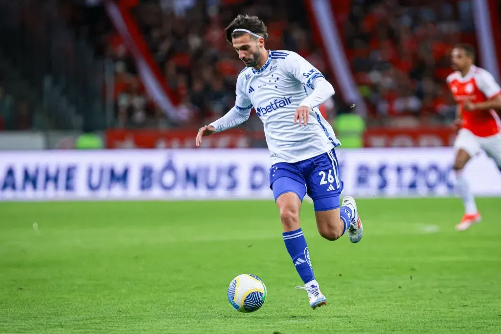 Lautaro Diaz jogador do Cruzeiro durante partida contra o Internacional pelo campeonato Brasileiro A 2024. Foto: Maxi Franzoi/AGIF