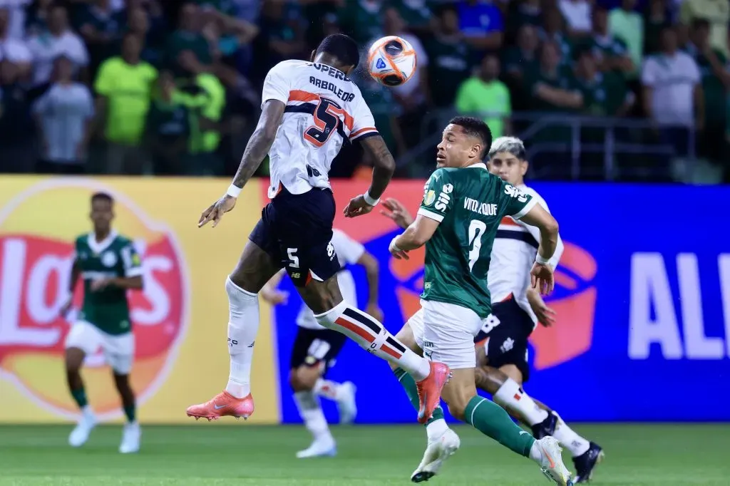 SP – SAO PAULO – 10/03/2025 – PAULISTA 2025, PALMEIRAS X SAO PAULO – Vitor Roque jogador do Palmeiras disputa lance com Arboleda jogador do Sao Paulo durante partida no estadio Arena Allianz Parque pelo campeonato Paulista 2025. Foto: Marcello Zambrana/AGIF