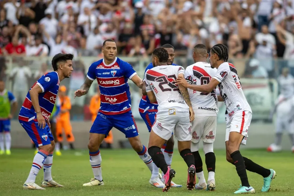 Jogadores do Fortaleza e Ferroviário durante partida no estadio Presidente Vargas (CE) pelo campeonato Cearense 2025. Foto: Baggio Rodrigues/AGIF