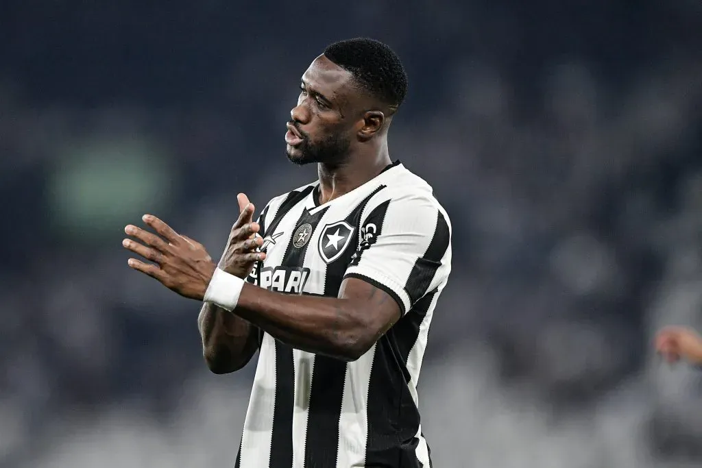 Bastos durante partida contra o Cruzeiro no Campeonato Brasileiro de 2024. Foto: Thiago Ribeiro/AGIF