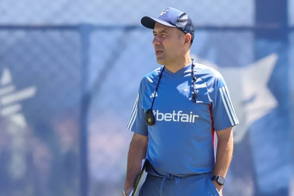 MG – BELO HORIZONTE – 27/02/2025 – CRUZEIRO, TREINO – Leonardo Jardim tecnico do Cruzeiro durante treino no Centro de Treinamento CT Toca II. Foto: Gilson Lobo/AGIF