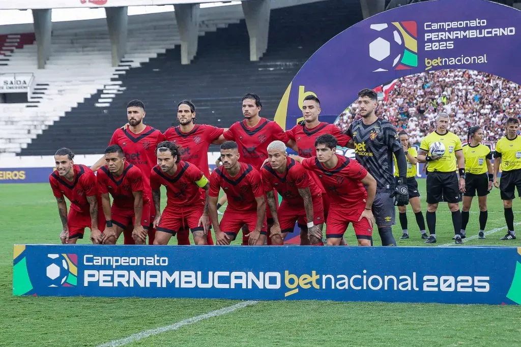 Jogadores do Sport posam para foto antes na partida contra Santa Cruz no estadio Arruda pelo campeonato Pernambucano 2025. Foto: Rafael Vieira/AGIF