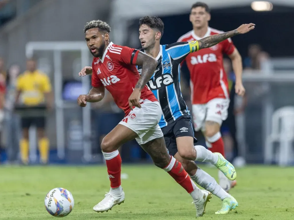Villasanti jogador do Gremio disputa lance com Wesley jogador do Internacional durante partida no estadio Arena do Gremio pelo campeonato Gaucho 2025. Foto: Liamara Polli/AGIF