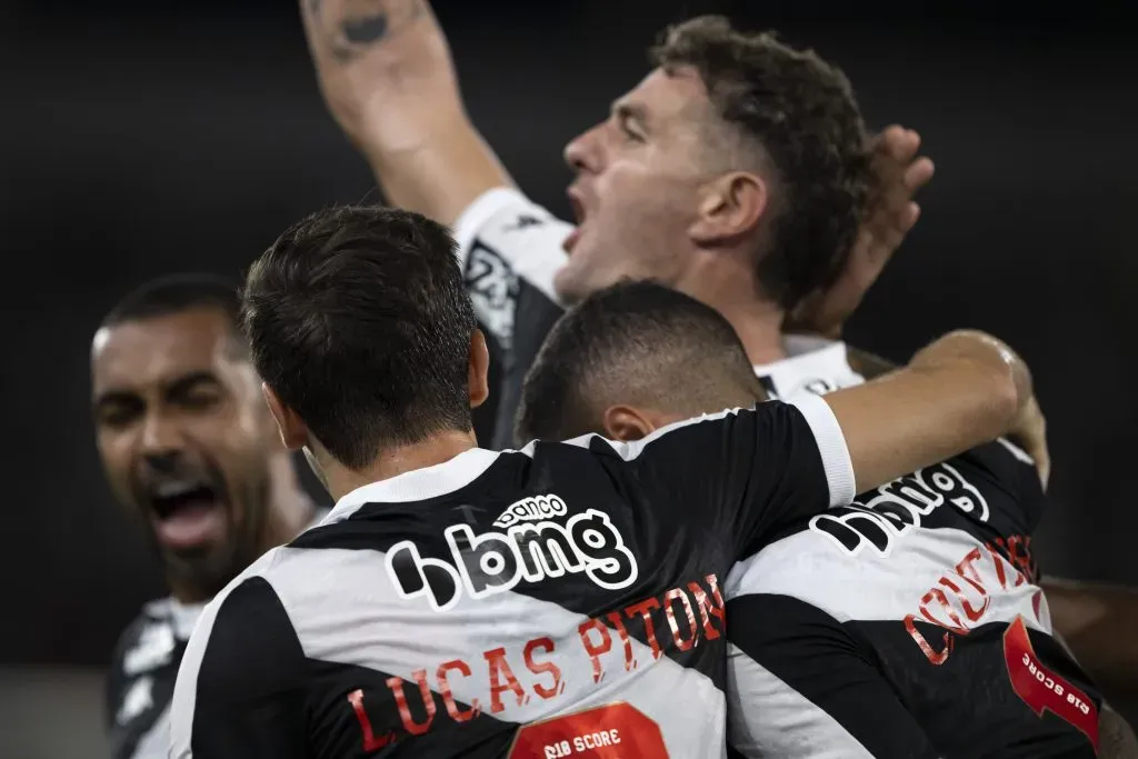 RJ – RIO DE JANEIRO – 05/03/2025 – COPA DO BRASIL 2025, NOVA IGUACU X VASCO – Coutinho jogador do Vasco comemora seu gol com Vegetti jogador da sua equipe durante partida contra o Nova Iguacu no estadio Engenhao pelo campeonato Copa Do Brasil 2025. Foto: Jorge Rodrigues/AGIF