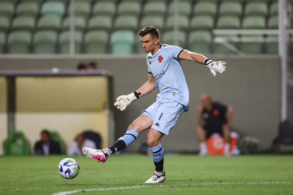 Leo Jardim goleiro do Vasco durante partida contra o America-MG no estadio Independencia pelo campeonato Brasileiro A 2023. Foto: Gilson Lobo/AGIF