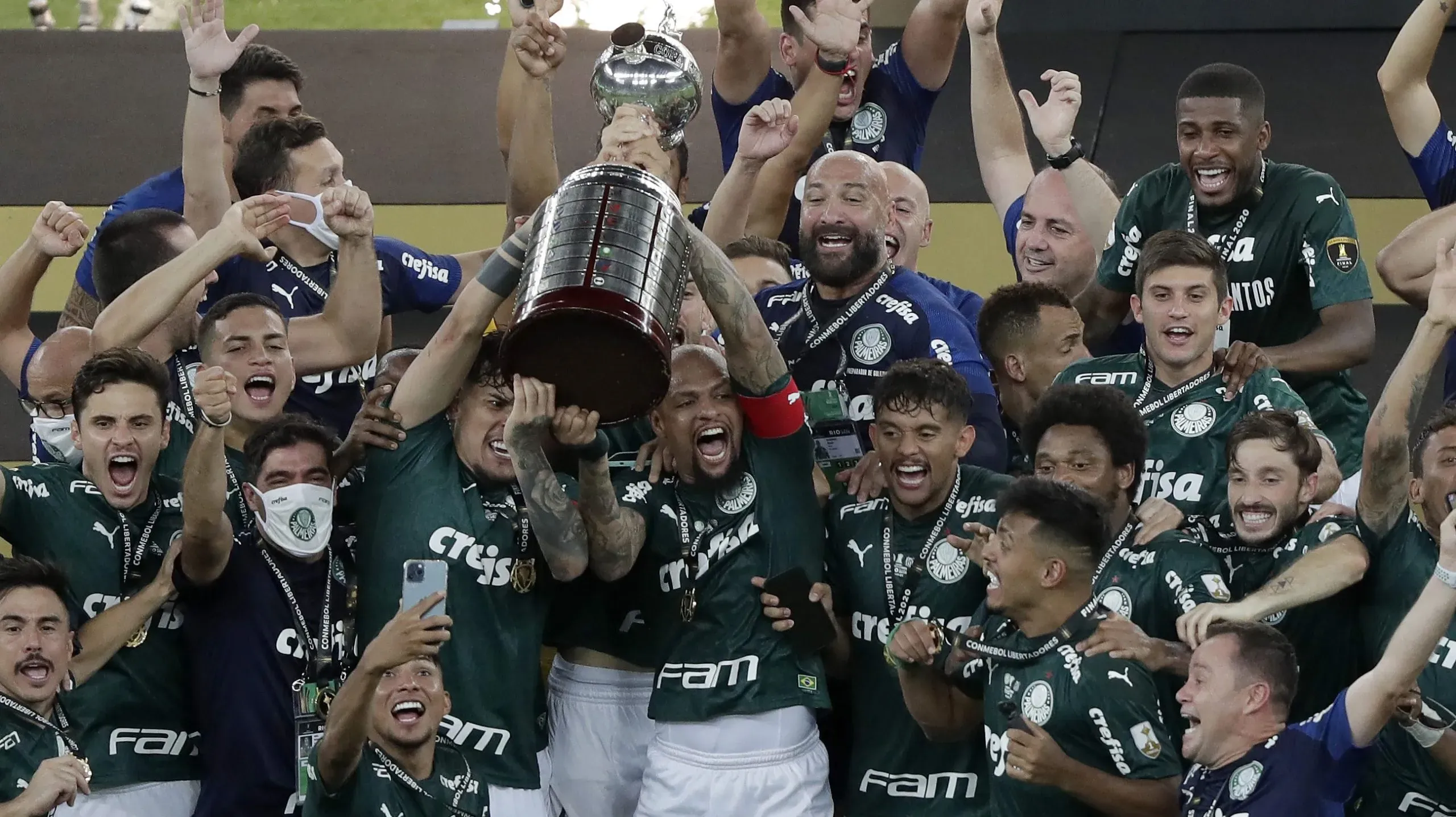 Palmeiras comemorando título da Copa Libertadores. (Photo by Silvia Izquierdo – Pool/Getty Images)