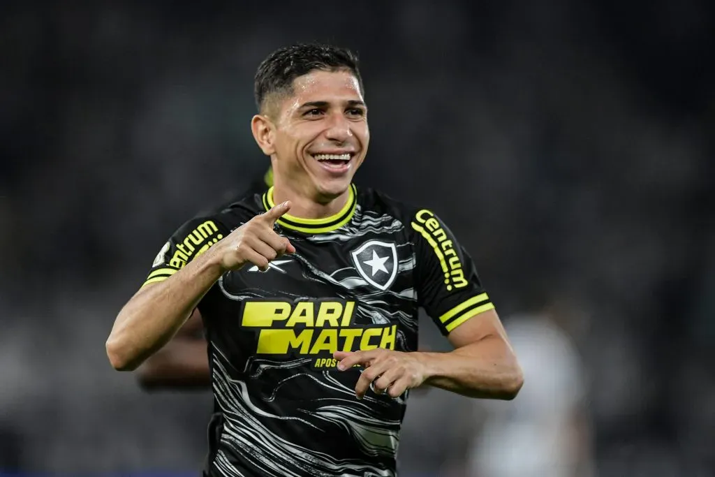 RJ – RIO DE JANEIRO – 05/11/2024 – BRASILEIRO A 2024, BOTAFOGO X VASCO – Savarino jogador do Botafogo comemora seu gol durante partida contra o Vasco no estadio Engenhao pelo campeonato Brasileiro A 2024. Foto: Thiago Ribeiro/AGIF