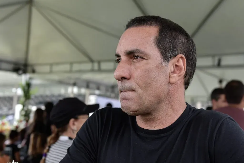 RJ – Rio de Janeiro – 09/01/2023 – ROBERTO DINAMITE, VELORIO – Edmundo ex-jogador durante velorio do ex-jogador de futebol Roberto Dinamite, realizado no estadio de Sao Januario. Roberto Dinamite considerado um dos maiores idolos do Vasco da Gama faleceu aos 68 anos no domingo (8) em decorrencia de um Tumor. Foto: Thiago Ribeiro/AGIF