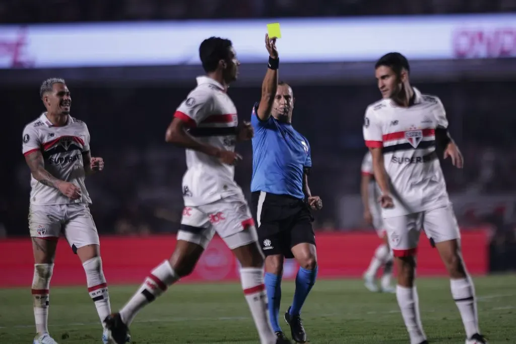 SP – SAO PAULO – 25/09/2024 – COPA LIBERTADORES 2024, SAO PAULO X BOTAFOGO – O arbitro Dario Herrera durante partida entre Sao Paulo e Botafogo no estadio Morumbi pelo campeonato Copa Libertadores 2024. Foto: Ettore Chiereguini/AGIF
