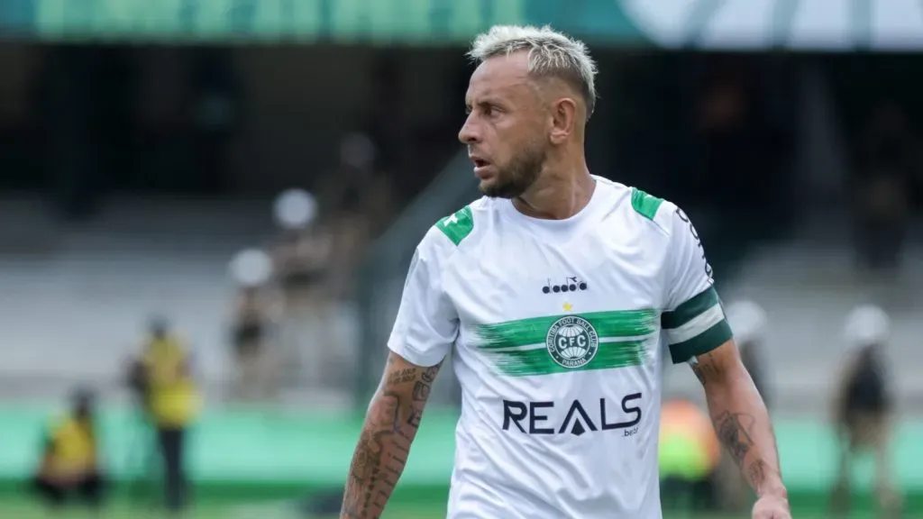 Rafinha em partida pelo Coritiba. Foto: Robson Mafra/AGIF