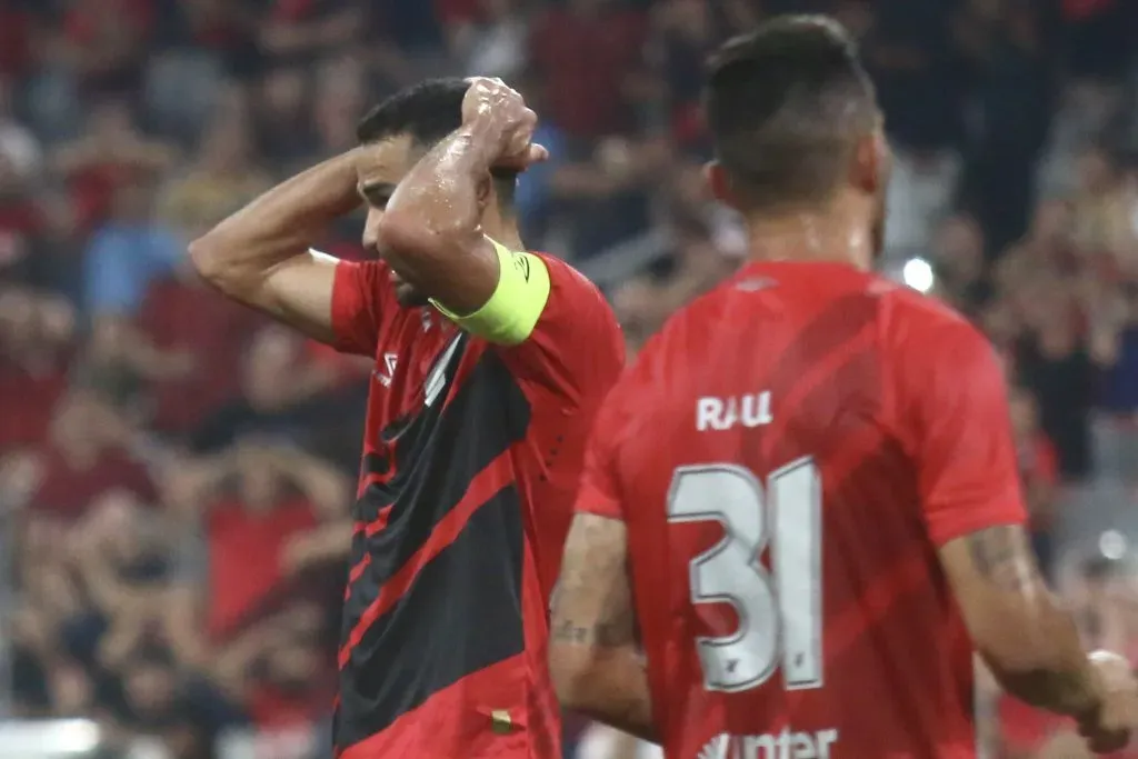 PR – CURITIBA – 12/02/2025 – PARANAENSE 2025, ATHLETICO-PR X FC CASCAVEL – Alan Kardec jogador do Athletico-PR lamenta durante partida contra o FC Cascavel no estadio Arena da Baixada pelo campeonato Paranaense 2025. Foto: Gabriel Machado/AGIF