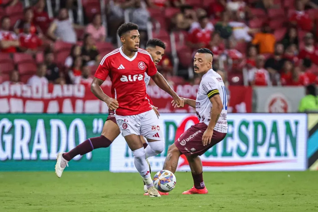 Victor Gabriel jogador do Internacional durante partida contra o Caxias no estadio Beira-Rio pelo campeonato Gaucho 2025. Foto: Maxi Franzoi/AGIF