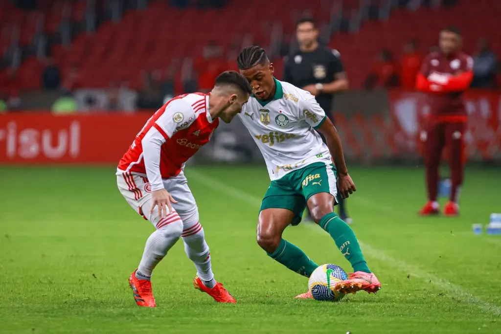 RS – PORTO ALEGRE – 04/08/2024 – BRASILEIRO A 2024, INTERNACIONAL X PALMEIRAS – Fabricio Bustos jogador do Internacional disputa lance com Vanderlan jogador do Palmeiras durante partida no estadio Beira-Rio pelo campeonato Brasileiro A 2024. Foto: Maxi Franzoi/AGIF