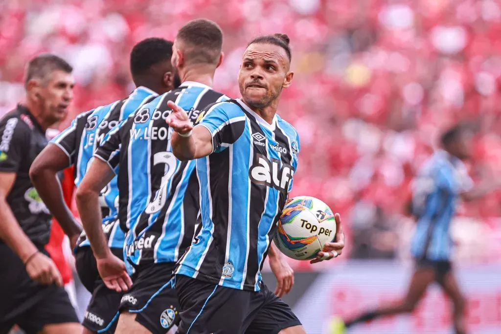 RS – PORTO ALEGRE – 16/03/2025 – GAUCHO 2025, INTERNACIONAL X GREMIO – Martin Braithwaite jogador do Gremio comemora seu gol durante partida contra o Internacional no estadio Beira-Rio pelo campeonato Gaucho 2025. Foto: Maxi Franzoi/AGIF