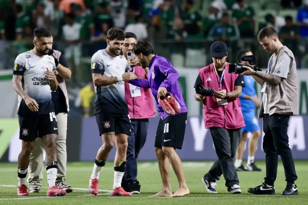 SP – SAO PAULO – 16/03/2025 – PAULISTA 2025, PALMEIRAS X CORINTHIANS – Jogadores do Corinthians comemoram vitoria ao final da partida contra o Palmeiras no estadio Arena Allianz Parque pelo campeonato Paulista 2025. Foto: Marcello Zambrana/AGIF