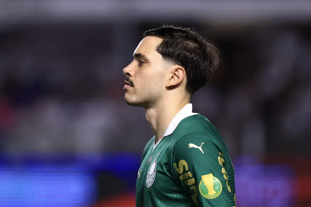 peonato PSP – SANTOS – 22/01/2025 – PAULISTA 2025, SANTOS X PALMEIRAS – Mauricio jogador do Palmeiras durante partida contra o Santos no estadio Vila Belmiro pelo campeonato Paulista 2025. Foto: Marcello Zambrana/AGIF