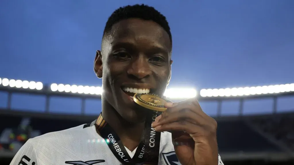 Luiz Henrique com a medalha da Libertadores 2024. Foto by Buda Mendes/Getty Images