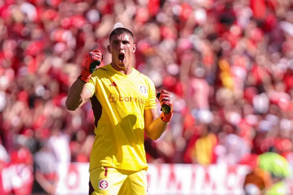 Rochet goleiro do Internacional comemora gol durante partida contra o Bragantino no estadio Beira-Rio pelo campeonato Brasileiro A 2024. Foto: Maxi Franzoi/AGIF