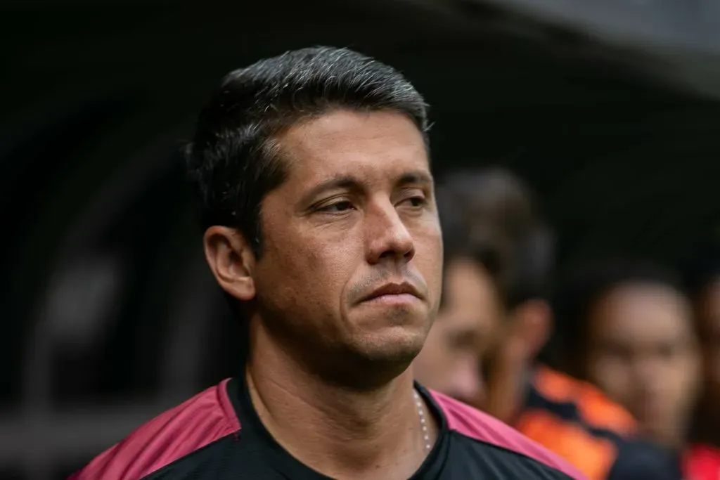 Thiago Carpini durante partida contra o Atlético-MG no Campeonato Brasileiro de 2024. Foto: Fernando Moreno/AGIF