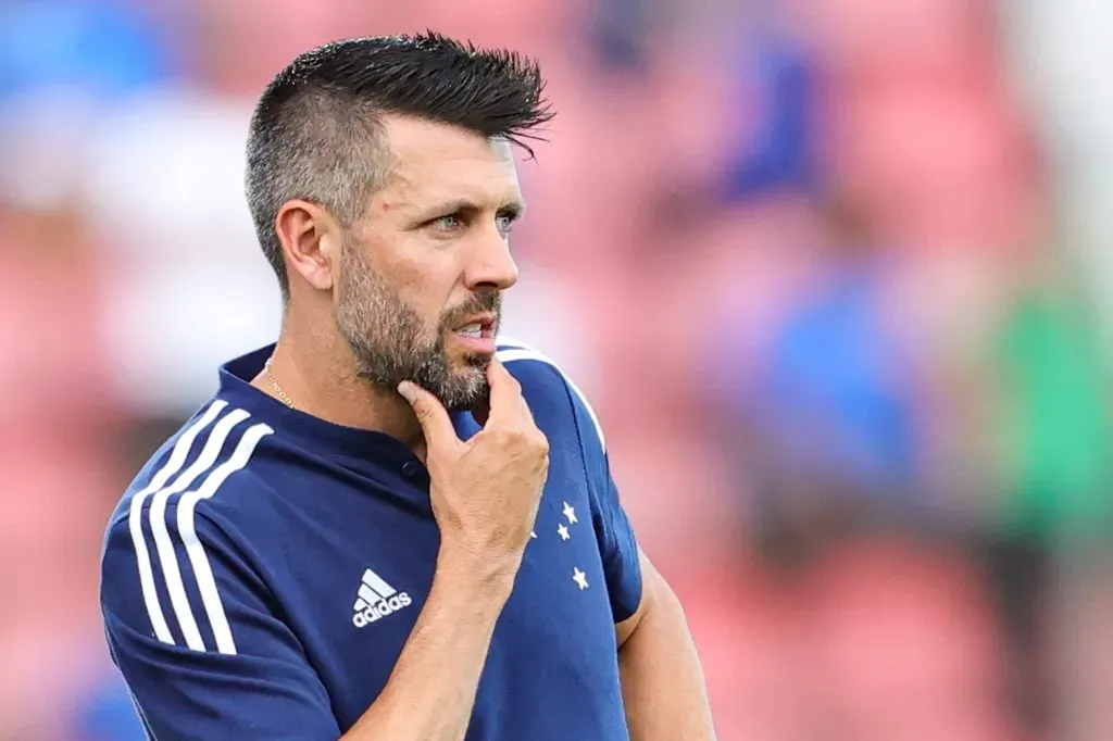 MG – SETE LAGOAS – 11/03/2023 – MINEIRO 2023, CRUZEIRO X AMERICA-MG – Paulo Pezzolano tecnico do Cruzeiro durante partida contra o America-MG no estadio Arena do Jacare pelo campeonato Mineiro 2023. Foto: Gilson Junio/AGIF