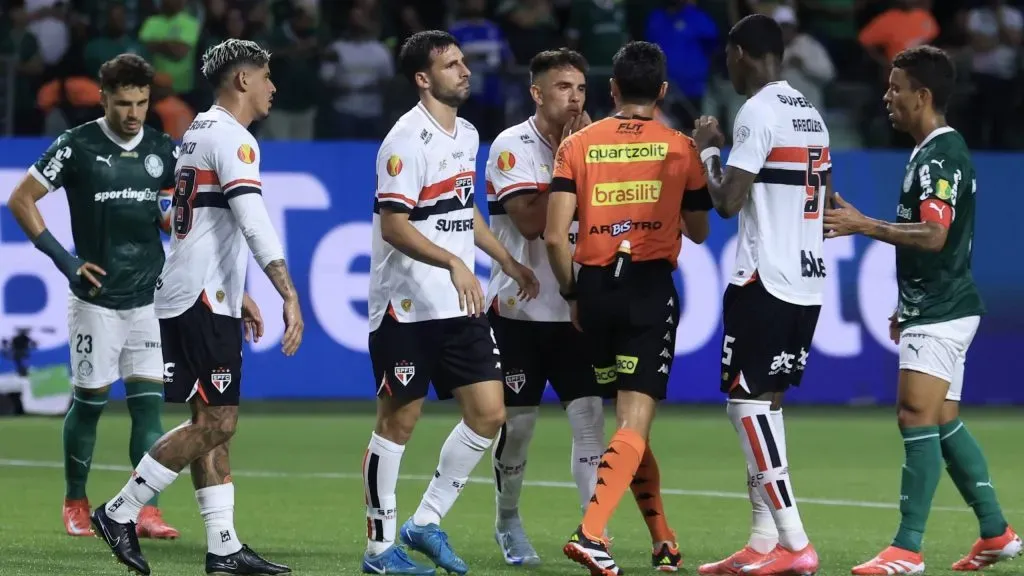 Jogadores do Tricolor reclamando com o árbitro em Palmeiras x São Paulo. Foto: Marcello Zambrana/AGIF
