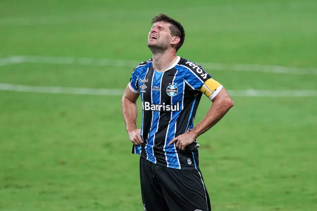 RS – Porto Alegre – 28/02/2021 – COPA DO BRASIL FINAL 2020, GREMIO X PALMEIRAS – Walter Kannemann jogador do Gremio lamenta derrota ao final da partida contra o Palmeiras no estadio Arena do Gremio pelo campeonato Copa do Brasil 2020. Foto: Fernando Alves/AGIF