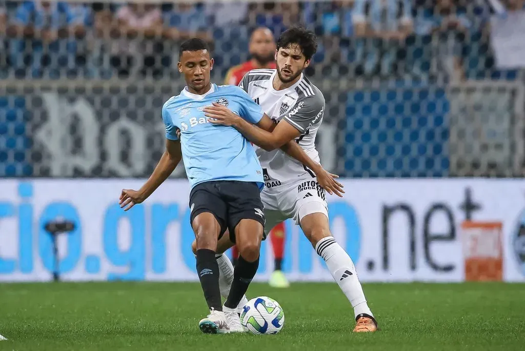 André Henrique jogador do Grêmio disputa lance com Igor Rabello jogador do Atlético-MG pelo campeonato Brasileiro A 2023. Foto: Pedro H. Tesch/AGIF