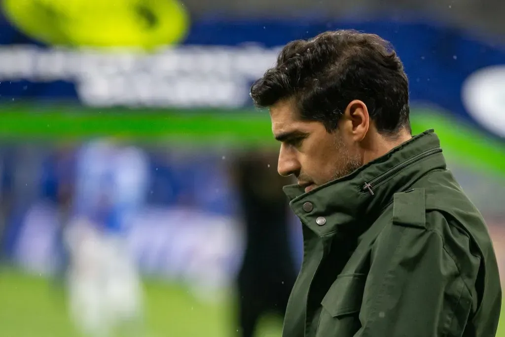MG – BELO HORIZONTE – 04/12/2024 – BRASILEIRO A 2024, CRUZEIRO X PALMEIRAS – Abel Ferreira tecnico do Palmeiras durante partida contra o Cruzeiro no estadio Mineirao pelo campeonato Brasileiro A 2024. Foto: Fernando Moreno/AGIF