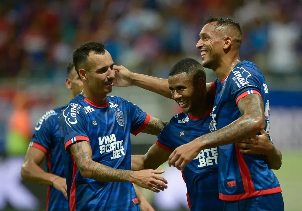 Erick jogador do Bahia comemora seu gol com jogadores do seu time durante partida contra o Ceara no estadio Arena Fonte Nova pelo campeonato Copa Do Nordeste 2025. Foto: Jhony Pinho/AGIF