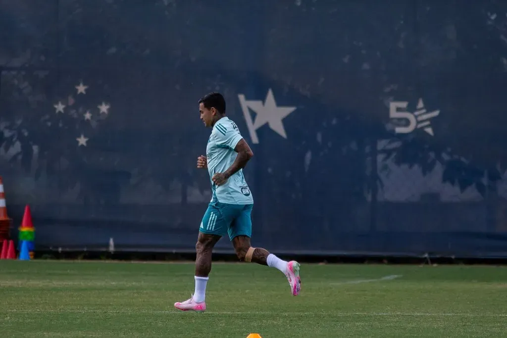 MG – BELO HORIZONTE – 07/03/2025 – CRUZEIRO, TREINO – Dudu jogador do Cruzeiro durante treino no Centro de Treinamento CT Toca II. Foto: Fernando Moreno/AGIF