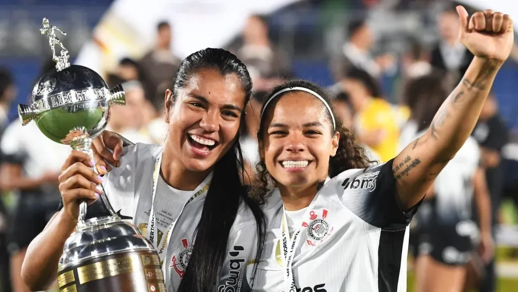 ASUNCION, PARAGUAY – OCTOBER 19: Daniela Arias and Gisela Robledo of Corinthians celebrate with the trophy after winning the Copa CONMEBOL Libertadores Femenina 2024 Final between Corinthians and Santa Fe at Estadio Defensores del Chaco on October 19, 2024 in Asuncion, Paraguay. (Photo by Christian Alvarenga/Getty Images)