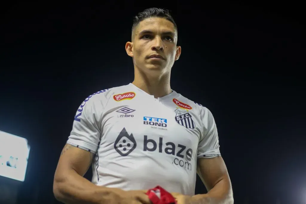 Rodrigo Ferreira atuando no Santos em 2024 – Foto: Reinaldo Campos/AGIF