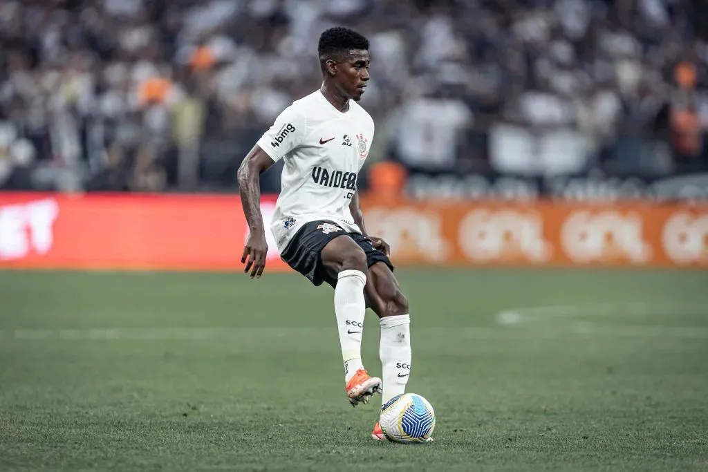 Félix Torres durante partida contra o Atlético-MG no Campeonato Brasileiro de 2024. Foto: Leonardo Lima/AGIF