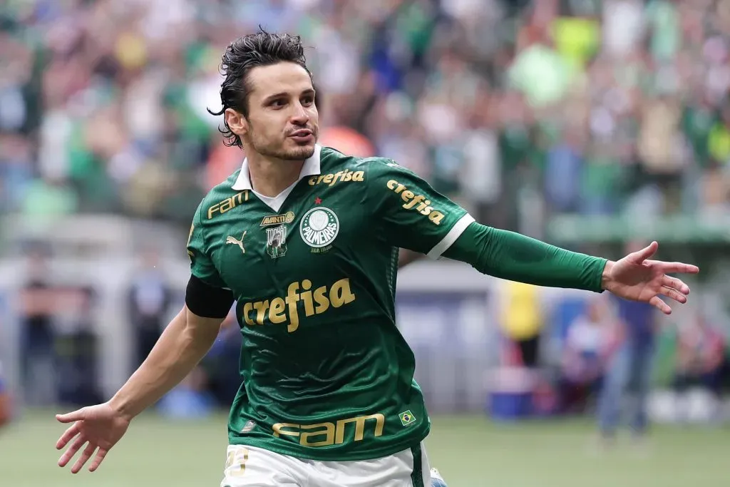 SP – SAO PAULO – 26/10/2024 – BRASILEIRO A 2024, PALMEIRAS X FORTALEZA – Raphael Veiga jogador do Palmeiras comemora seu gol durante partida contra o Fortaleza no estadio Arena Allianz Parque pelo campeonato Brasileiro A 2024. Foto: Ettore Chiereguini/AGIF