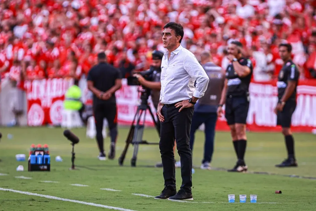 Gustavo Quinteros técnico do Grêmio durante partida contra o Internacional no Beira-Rio pelo campeonato Gaucho 2025. Foto: Maxi Franzoi/AGIF