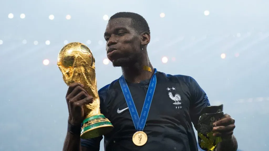 Pogba com o troféu da Copa do Mundo. (Photo by Matthias Hangst/Getty Images)