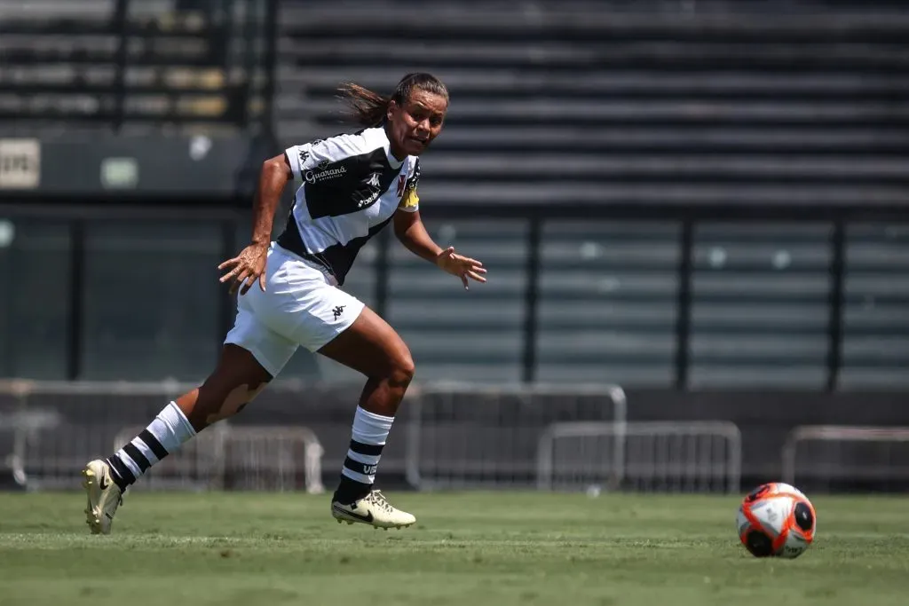 Jogadora do Vasco da Gama em campo na primeira partida da Copa Rio Feminina.