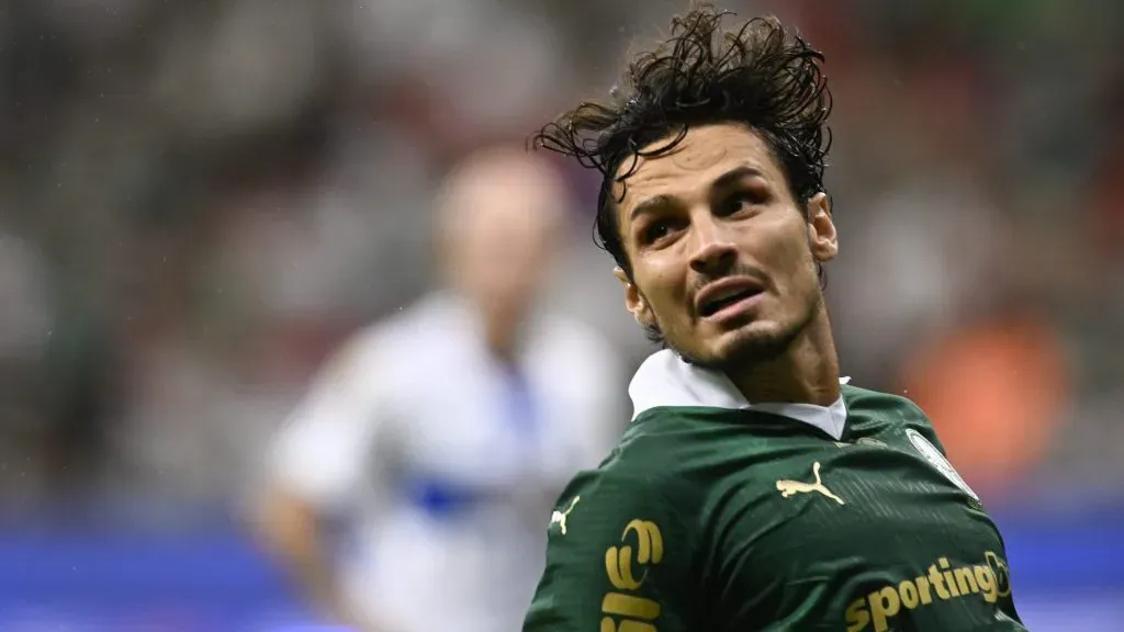 Raphael Veiga em partida pelo Palmeiras. Foto: Mateus Bonomi/AGIF
