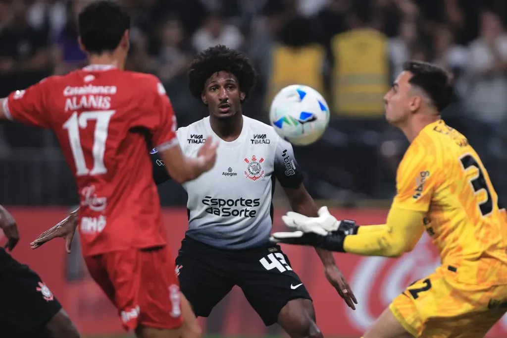 Talles Magno jogador do Corinthians durante partida contra o Huracan no estadio Arena Corinthians pelo campeonato Copa Sul-americana 2025. Foto: Ettore Chiereguini/AGIF