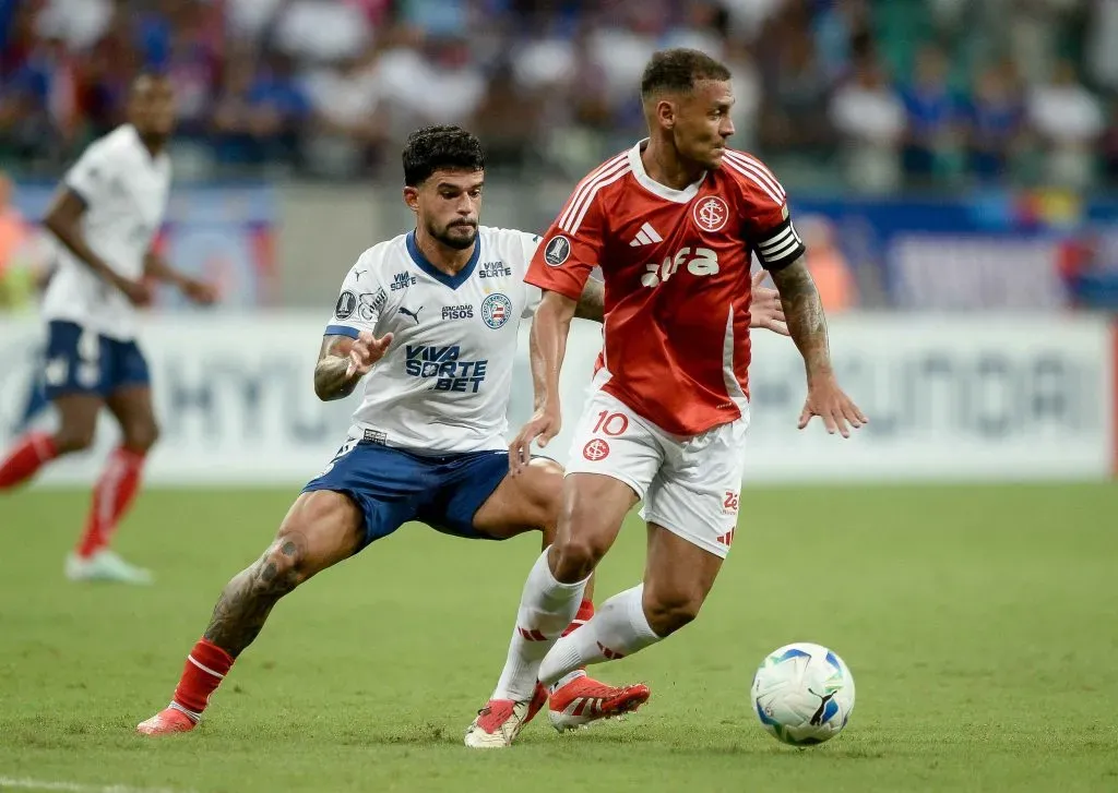 BA – SALVADOR – 03/04/2025 – COPA LIBERTADORES 2025, BAHIA X INTERNACIONAL – Cauly jogador do Bahia disputa lance com Alan Patrick jogador do Internacional durante partida no estadio Fonte Nova pelo campeonato Copa Libertadores 2025. Foto: Jhony Pinho/AGIF