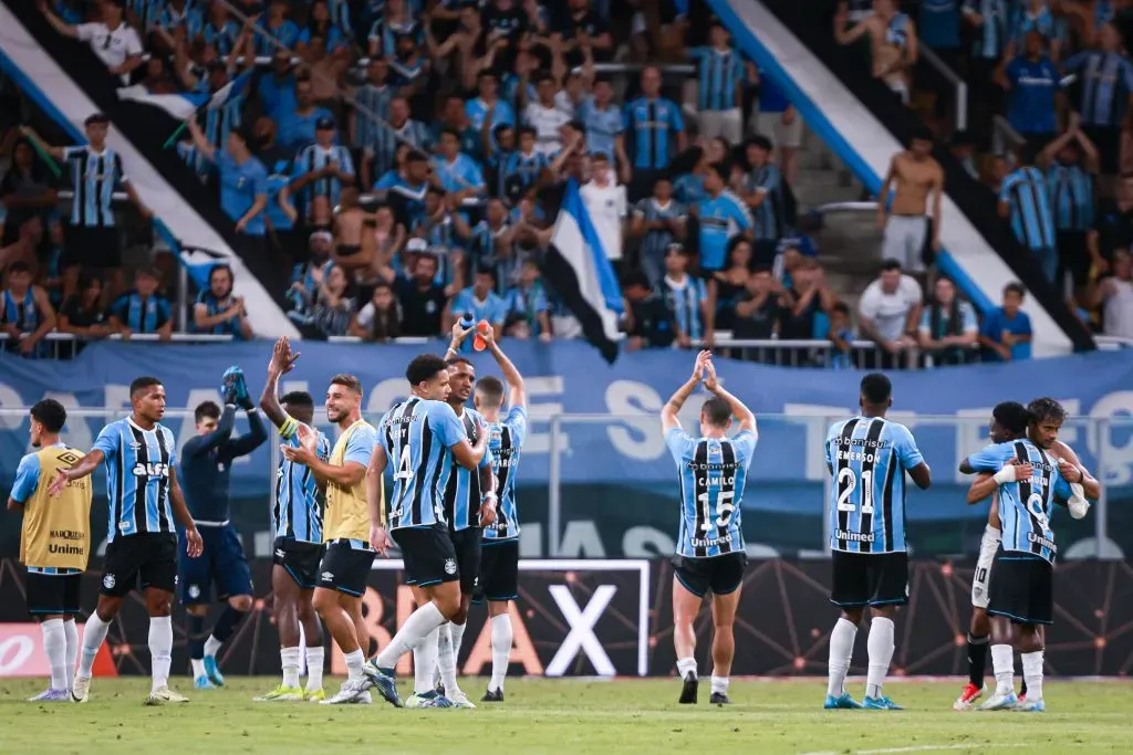 SP – PORTO ALEGRE – 29/03/2025 – BRASILEIRO A 2025, GREMIO X ATLETICO-MG – Jogadores do Gremio comemoram vitoria ao final da partida contra o Atletico-MG no estadio Arena do Gremio pelo campeonato Brasileiro A 2025. Foto: Maxi Franzoi/AGIF