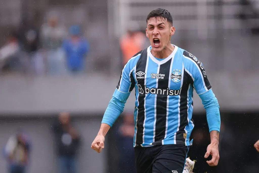 RS – CAXIAS DO SUL – 14/07/2024 – COPA DO BRASIL 2024, GREMIO X OPERARIO – Pavon jogador do Gremio comemora seu gol durante partida contra o Operario no estadio Francisco Stedile pelo campeonato Copa Do Brasil 2024. Foto: Maxi Franzoi/AGIF